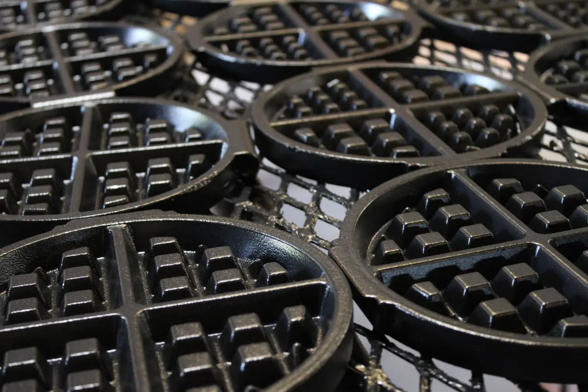 Fluoropolymer coated cast mold plates